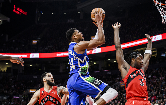  字母哥连续三场30+10雄踞MVP榜首  